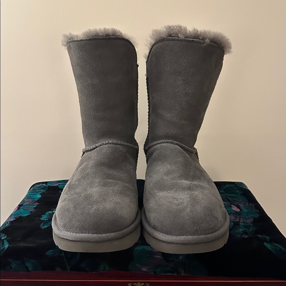 EUC UGG Classic Short Turn Lock Boots Grey Suede Shearling Sheepskin Wm 7 - Picture 2 of 16